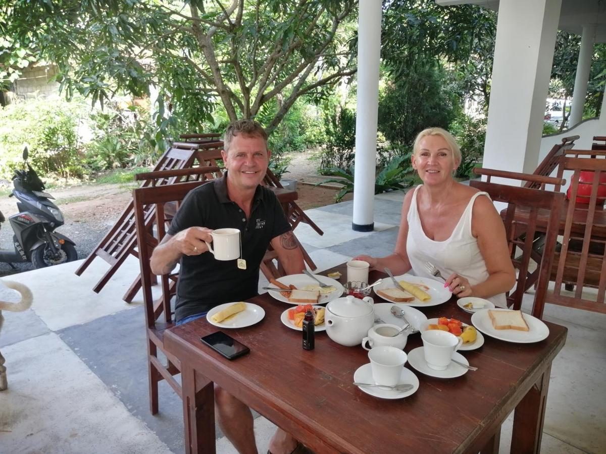 Rainbowswell Beach Resort Unawatuna Buitenkant foto