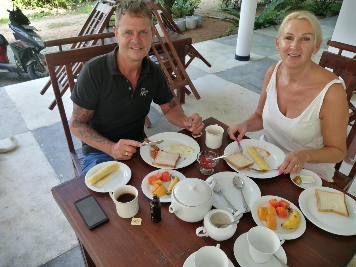 Rainbowswell Beach Resort Unawatuna Buitenkant foto