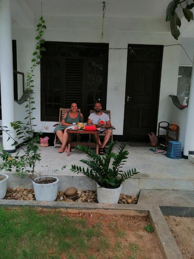 Rainbowswell Beach Resort Unawatuna Buitenkant foto