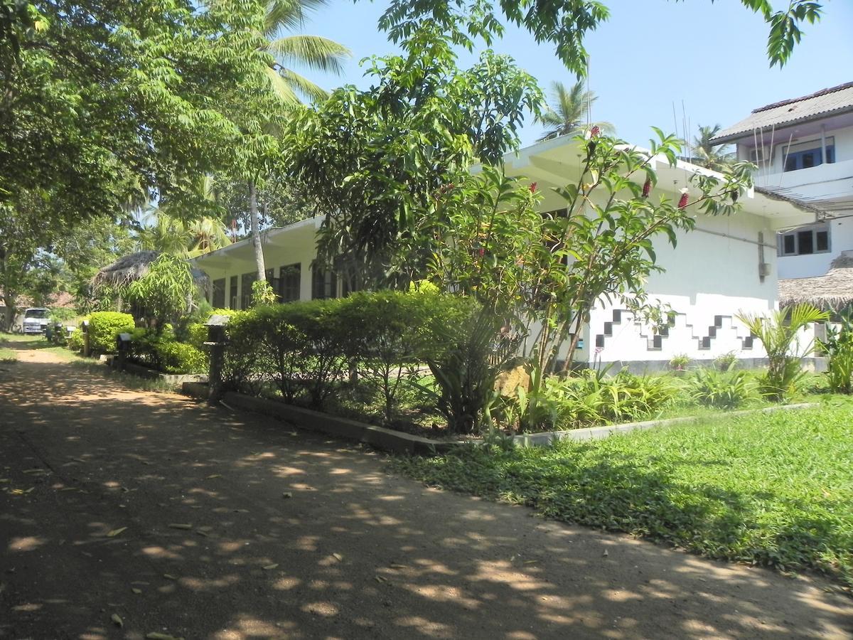Rainbowswell Beach Resort Unawatuna Buitenkant foto