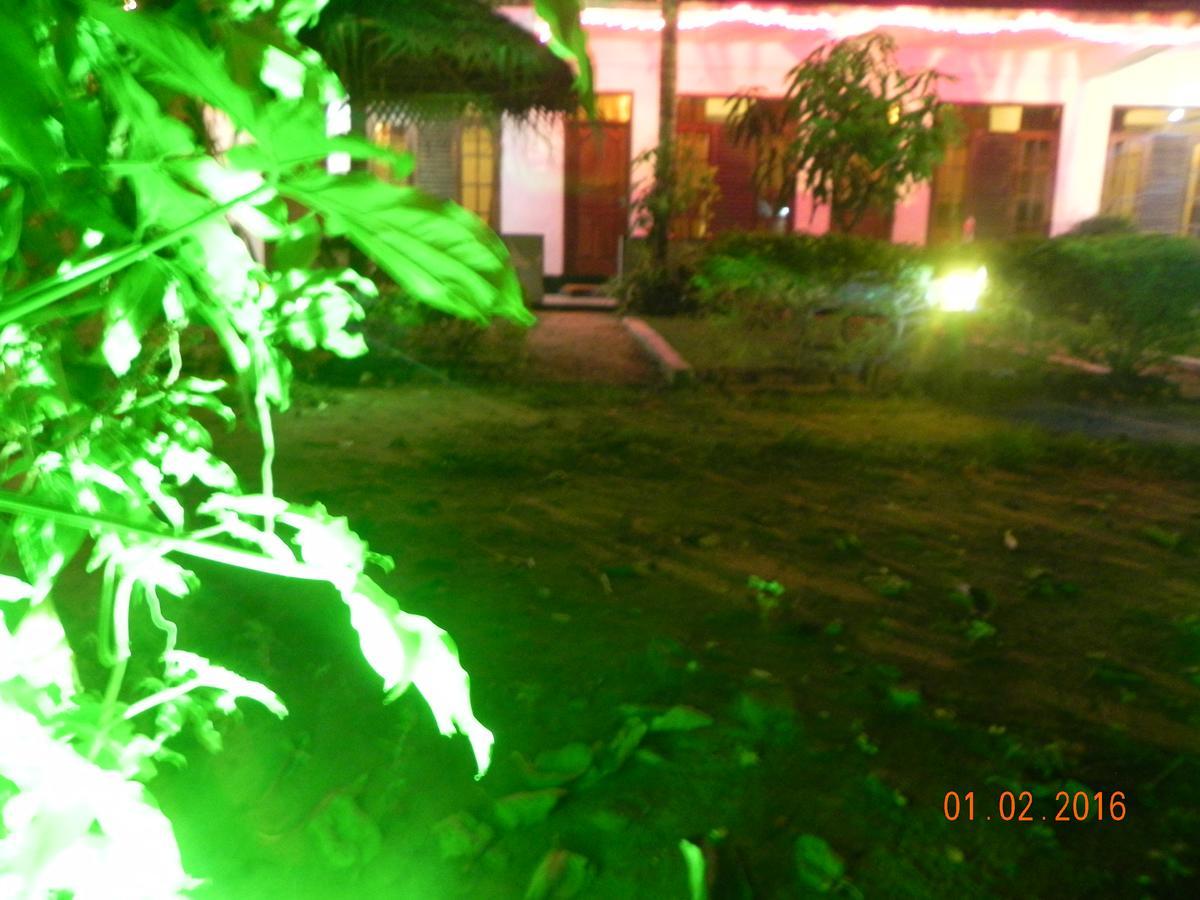 Rainbowswell Beach Resort Unawatuna Buitenkant foto