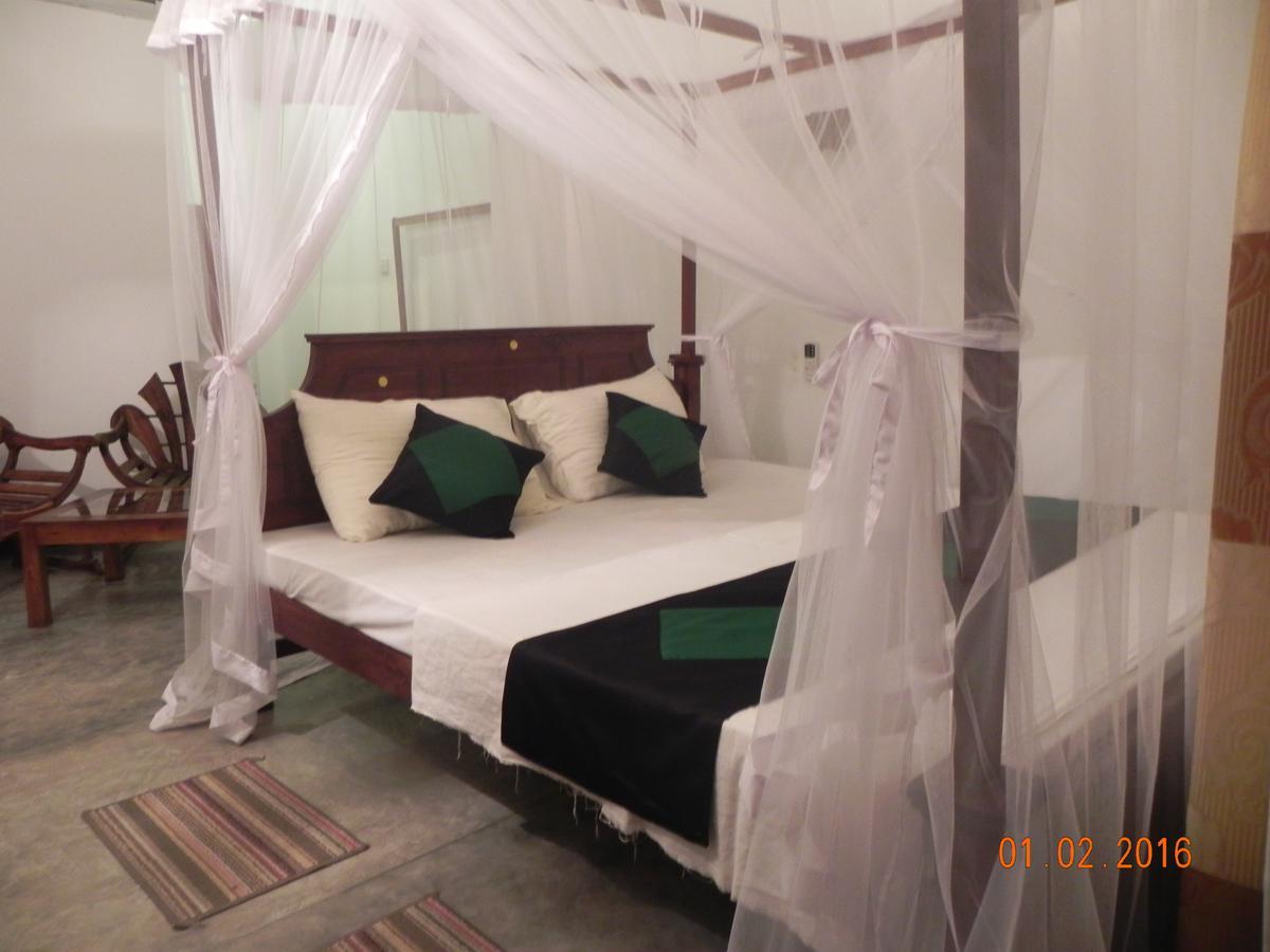 Rainbowswell Beach Resort Unawatuna Buitenkant foto