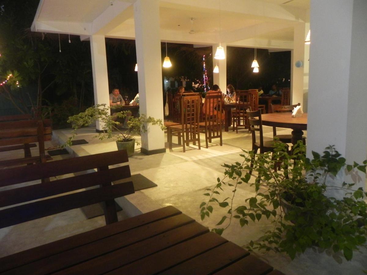 Rainbowswell Beach Resort Unawatuna Buitenkant foto